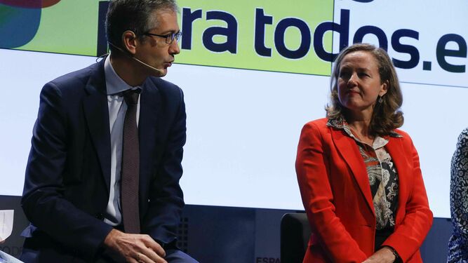 La ministra de Economía en funciones, Nadia Calviño, acompañada por el gobernador del Banco de España, Pablo Hernández de Cos, durante su intervención en un coloquio este pasado lunes en Madrid.
