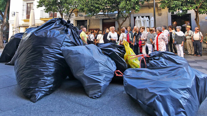 Bolsas de basura en el Ayuntamiento de Jerez durante la protesta de vecinos de La Barca en octubre.