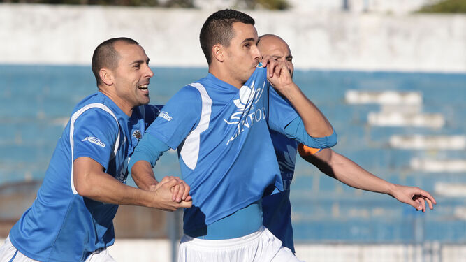 Israel besa el escudo tras anotar el 2-0 en la temporada 16/17 en La Juventud.
