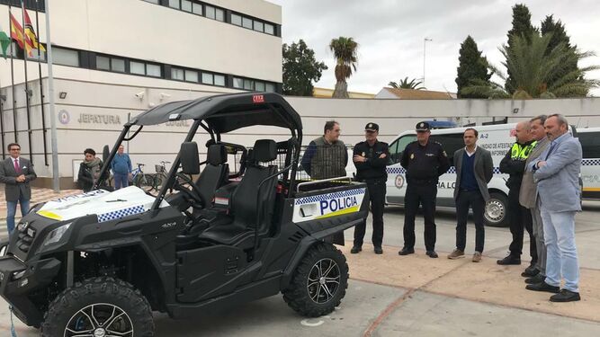 Presentación municipal del nuevo vehículo de la Policía Local junto a la Jefatura.