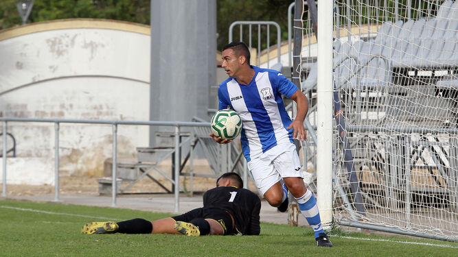 Juan Rosillo, tras marcar un gol al Chipiona.