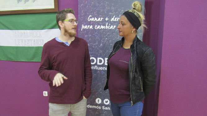 Verónica Luna, junto a Ernesto Díaz en la sede de Podemos.