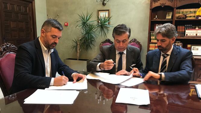 El alcalde, Javier Ruiz, firmando la reunificación de los préstamos ICO en el Palacio Municipal Castillo de Luna.