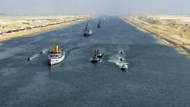 Una vista de los brcos atravesando el Canal de Suez.