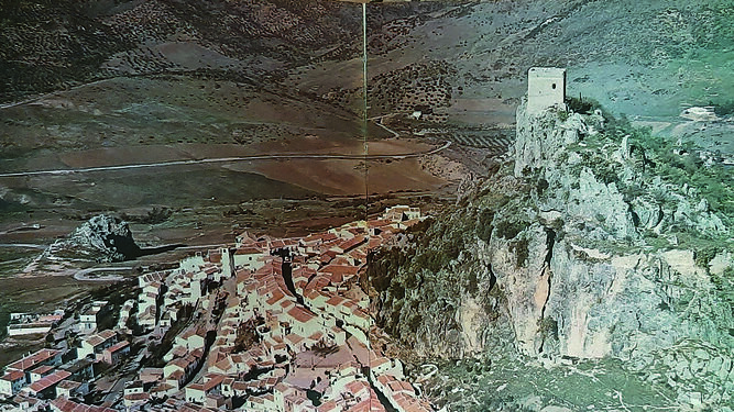 Vista de Zahara de la Sierra en los sesenta, sin el pantano.