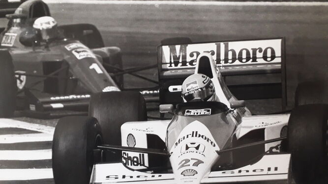 Senna, con el McLaren, rueda por delante de Prost (Ferrari) en el GP de España de 1990.