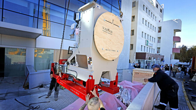 Imagen de la llegada, hace tres años, del acelerador lineal al servicio de Radioterapia del hospital.