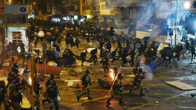 Agentes antidisturbios tratan de dispersar a los manifestantes en Hong Kong.