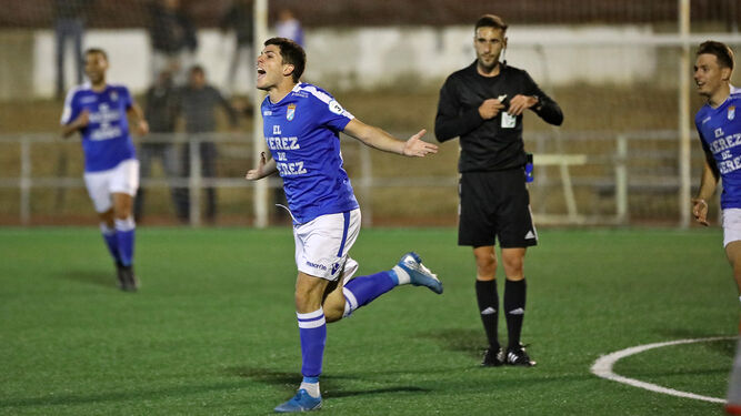 Brian Triviño celebra su gol al Pozoblanco en el tiempo de descuento