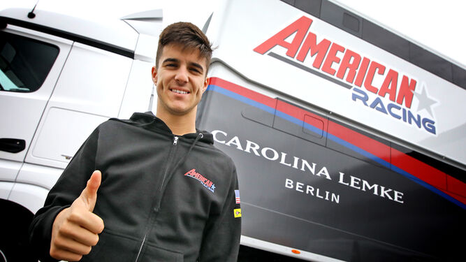 Marcos Ramírez, junto al camión del American Racing, su nuevo equipo