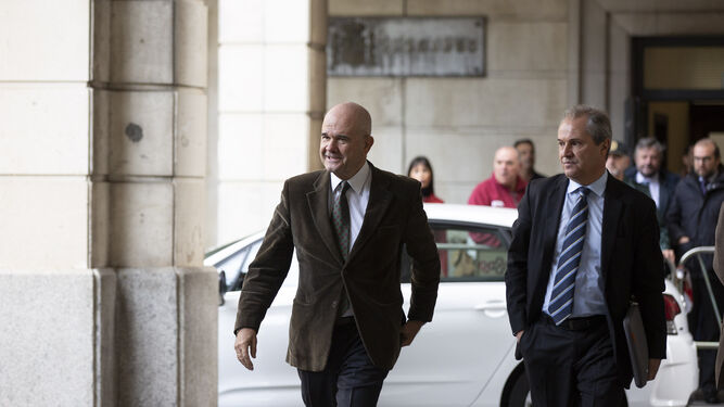 Manuel Chaves a su llegada al Palacio de Justicia