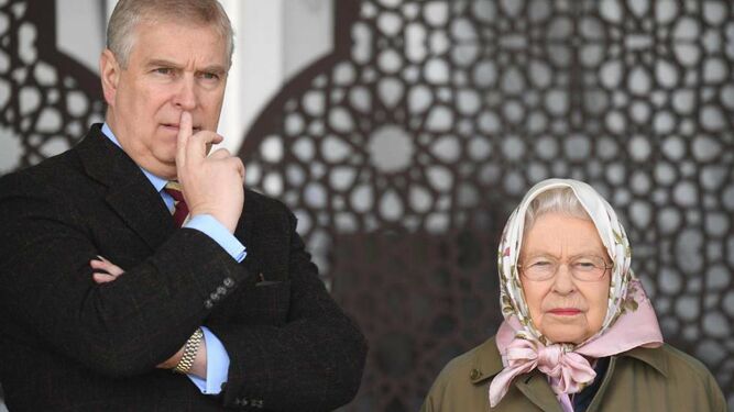 El duque de York con su madre, Isabel II, en un acto público.
