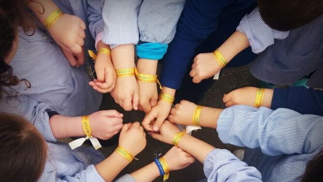 Un grupo de niños con las pulseras del proyecto 'Recaída 0'.