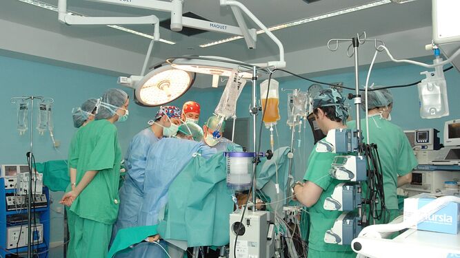 Una operación en un quirófano de un hospital andaluz.