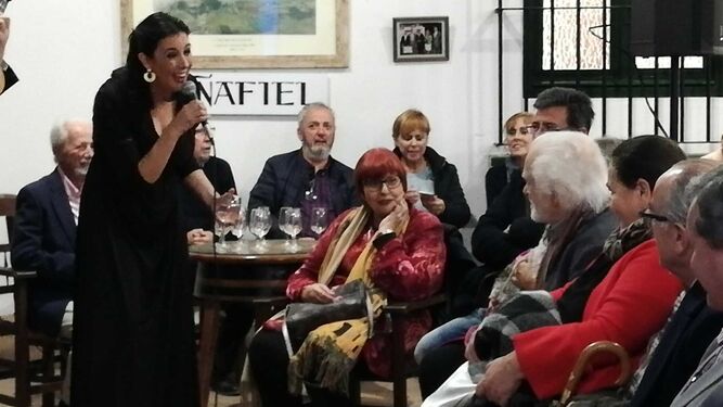 Laura Vital dedicándole un cante a Manolo Sanlúcar en el acto literario que coincidió con su 76 cumpleaños.