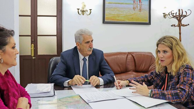 La delegada del Gobierno andaluz en Cádiz, reunida con el alcalde de Chipiona en el Ayuntamiento.