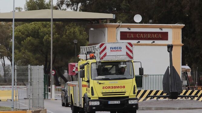 Uno de los camiones de bomberos que intervino en el accidente ocurrido en el Arsenal de La Carraca, al salir del recinto.