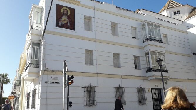 El azulejo del Sagrado Corazón, recolocado ya en la fachada de la iglesia de San Francisco.