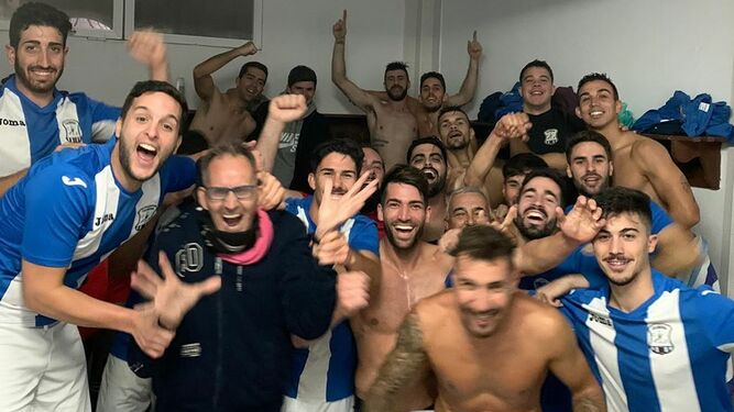 Los jugadores del Jerez Industrial celebran la victoria en el vestuario de La Era.