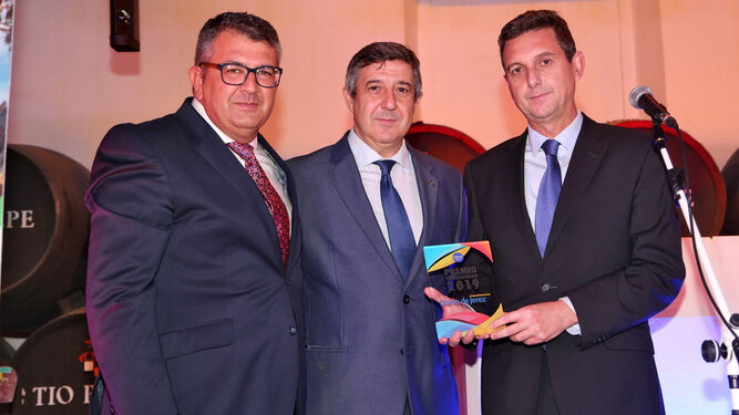 El gerente de Diario de Jerez, Miguel Berraquero, recoge el premio a este Diario.