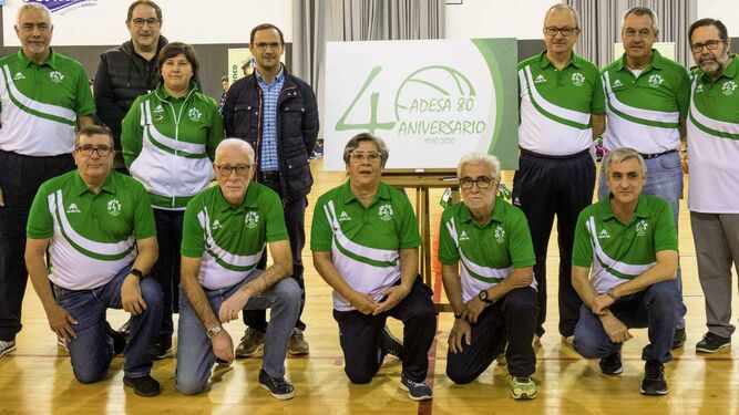 La presentación pública del logotipo del 40 aniversario de Adesa 80 Baloncesto en el pabellón del Complejo Polideportivo Municipal.