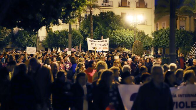 Imagen de la manifestación que, debido al tiempo, transcurrió en su mayor parte en la plaza del Arenal y la Alameda Vieja.