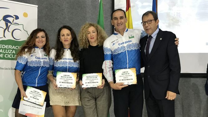Los corredores del Beiman MTB premiados en la Gala Provincial 2019, junto al presidente de la Federación Andaluza, Manuel Rodríguez.