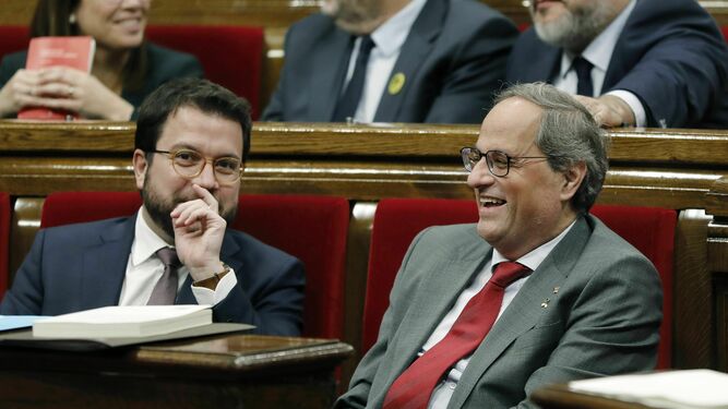 El presidente de la Generalitat, Quim Torra,y su vicepresidente, Pere Aragonés, durante el pleno del Parlament de Cataluña este martes.