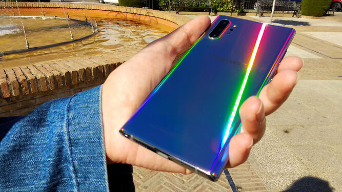 An&aacute;lisis del Samsung Galaxy Note10+ - Trasera con acabado Aura Glow