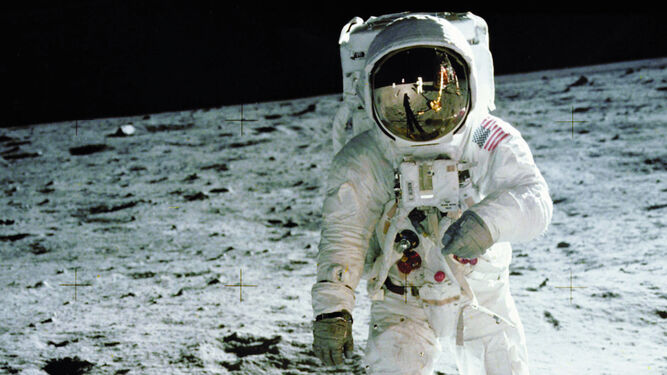 Neil Amstrong pisa la luna en el primer viaje al satélite.