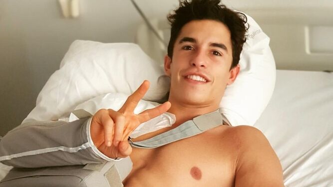 Marc Márquez compartió en una red social esta imagen tras la operación en el hombro derecho.