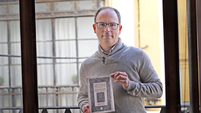 Juan Antonio Moreno Arana posa con su libro, tras la entrevista.