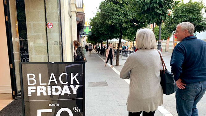 Ofertas por el Black Friday en una gran firma de ropa de la calle Larga.