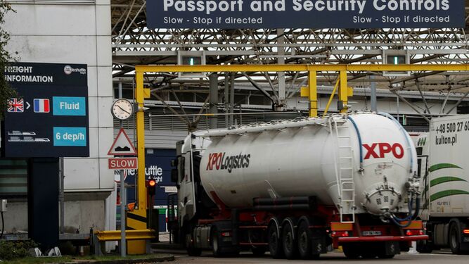Varios camiones pasan los controles de seguridad de las instalaciones de la terminal del Eurotúnel de Folkestone.