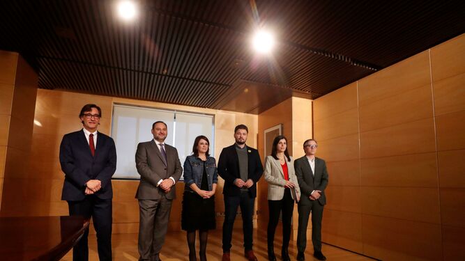 Las delegaciones negociadoras de PSOE y ERC, en su toma de contacto este jueves en el Congreso.