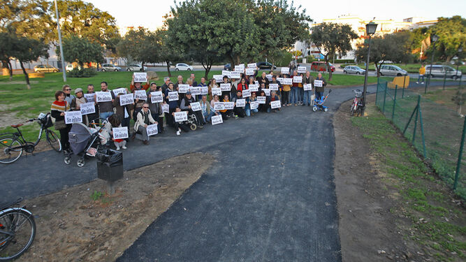 Vecinos y ecologistas piden la paralización del asfaltado de parques