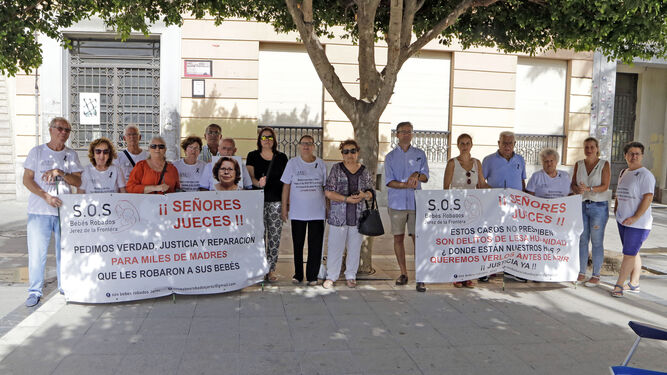 Una pasada concentración de las familias de 'SOS Bebés Robados' de Jerez