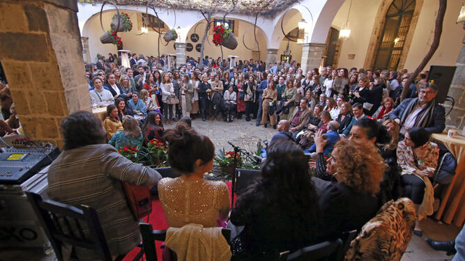 El coro se dispone a actuar ante el numerosos público congregado en las bodegas Lustau.