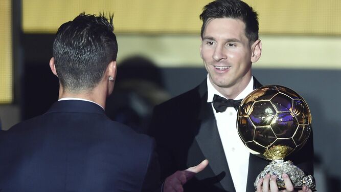 Messi saluda a Ronaldo tras conseguir el Balón de Oro en 2015