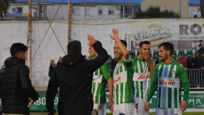 Los jugadores del Sanluqueño festejan el triunfo frente al Algeciras.