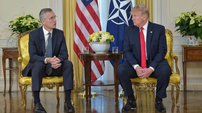 Stoltenberg, secretario general de la OTAN, y Trump, presidente de EEUU, comparecen ante la prensa.