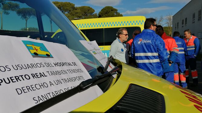 Protesta de los trabajadores del servicio de ambulancias de traslado en el Hospital de Puerto Real