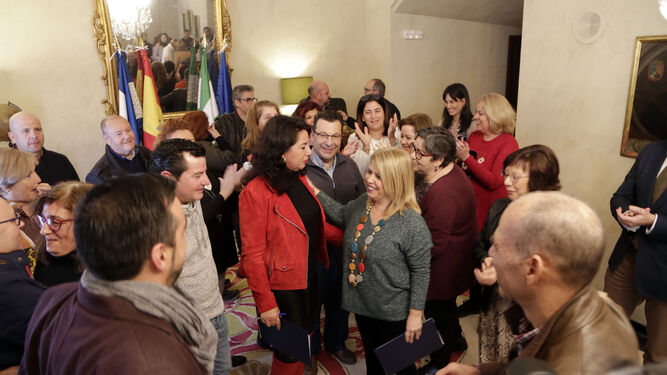 La alcaldesa, Mamen Sánchez, con parte de la plantilla del servicio de ayuda a domicilio tras la firma del convenio colectivo.