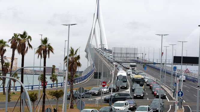 Tráfico en el puente de la Constitución en Cádiz, en una imagen de archivo.
