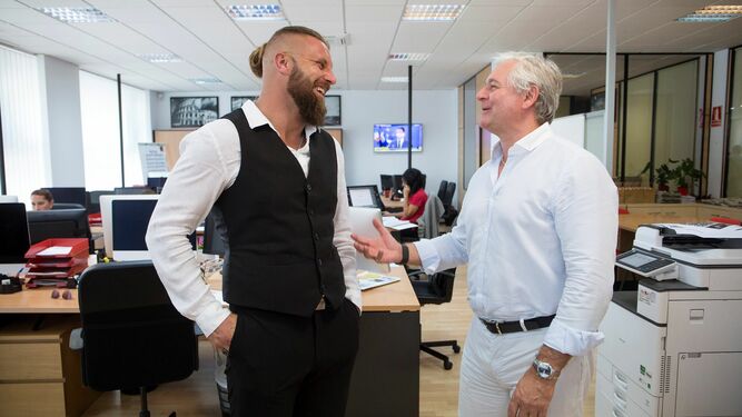 El responsable de ventas del semanario 'Euro Weekly News', Steven Euesden (d), y su compañero, dedicado a ventas e impulsor de la utilización de redes sociales, Benjamin George