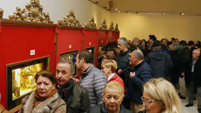 La sala de los Claustros llena de público en la inauguración de la exposiciones de dioramas.