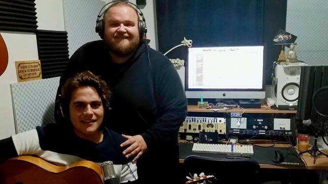 Ezequiel Benítez y Paco León, en el estudio de grabación.