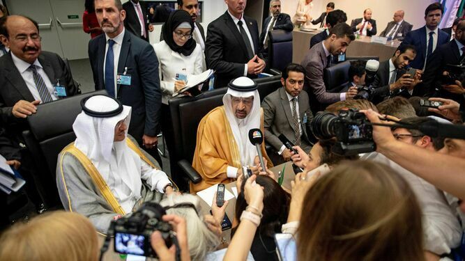 El ministro saudí de Energía, Khalid al-Falih, atiende a los medios.