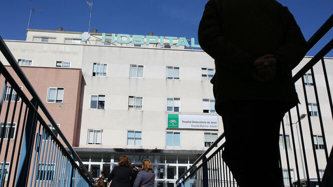Acceso desde la pasarela peatonal al edificio Materno-Infantil del hospital de Jerez.