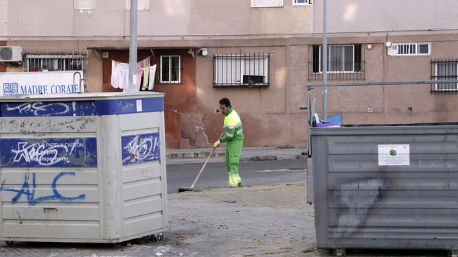 Un operario de limpieza, en San Juan de Dios.